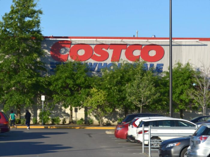 Costco Wholesale mission statement, business model, generic competitive strategy, SWOT internal and external analysis, Markham store Costco Wholesale mission statement, business model, generic competitive strategy, SWOT internal and external analysis, Markham store