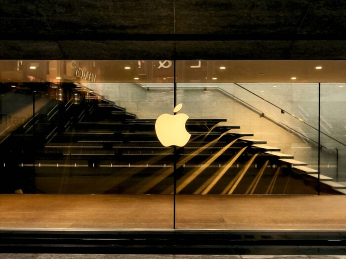Apple growth strategy, generic strategies, competitive advantages, Porter, Ansoff, consumer electronics, Piazza del Liberty Milan store Apple growth strategy, generic strategies, competitive advantages, Porter, Ansoff, consumer electronics, Piazza del Liberty Milan store