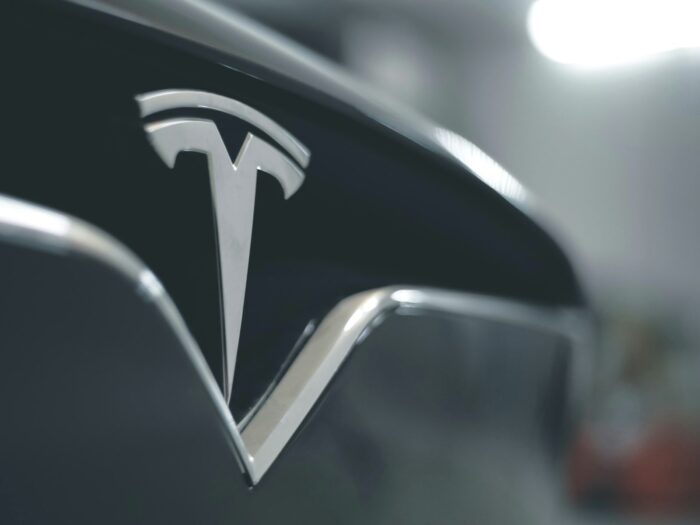 Tesla marketing mix 4P, product, promotion, price, place, electric vehicle business marketing strategy, case study, emblem